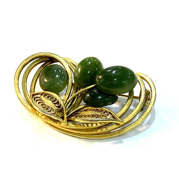 Vintage mid century goldtone filigree brooch faux green jade retro lapel pin - Picture 1 of 4